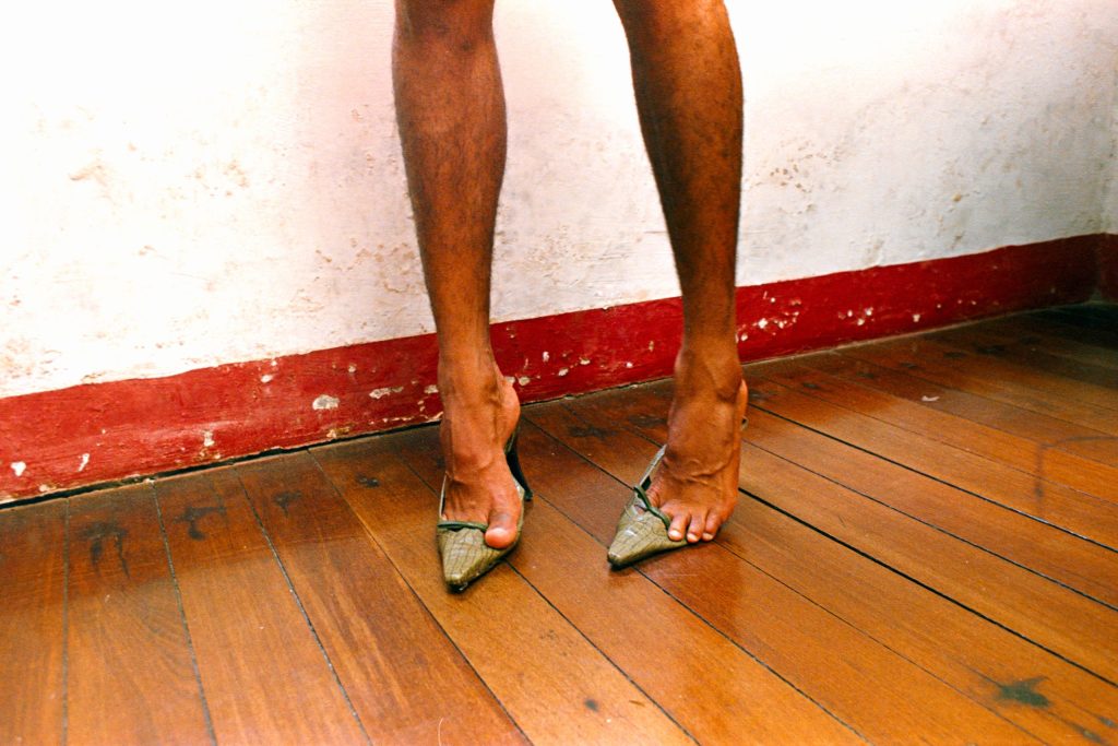 Autonomia estética masculina - Protagonista provando um scarpin - Os Meninos